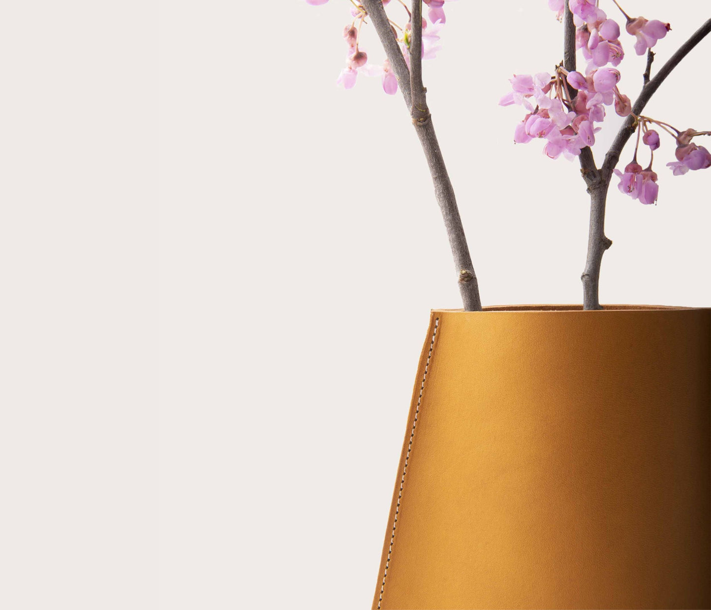 vase en cuir, vase avec cuir, vase français, fleurs rose, fleurs coupées, vase original, vase design, vase chic, beau vase